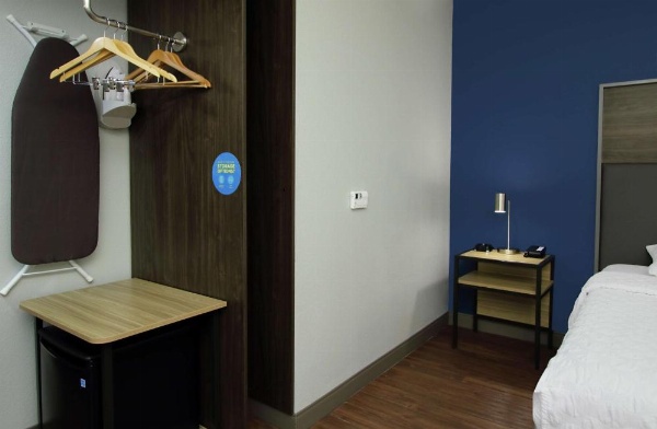 Tru By Hilton Mobile image 16